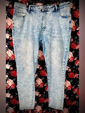 Free Planet Light Wash Women's jeans